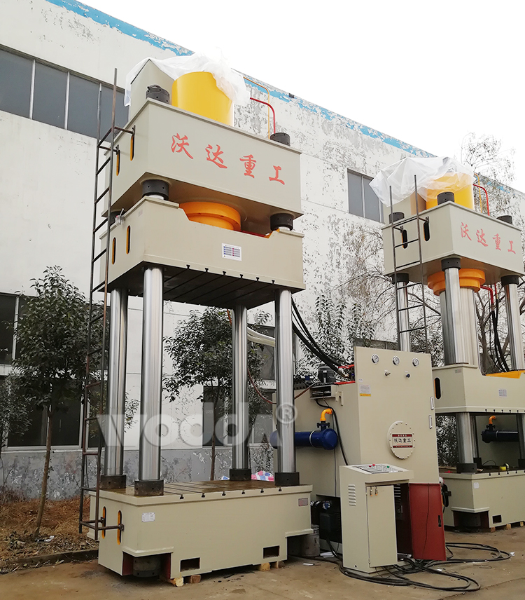 1500噸三梁四柱液壓機 1500噸三梁四柱液壓機
